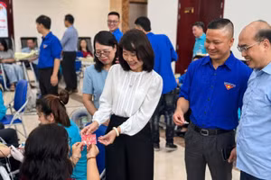 Ban tổ chức tặng quà, hỏi thăm cán bộ hiến máu tại chương trình. Ảnh: Linh Nguyễn