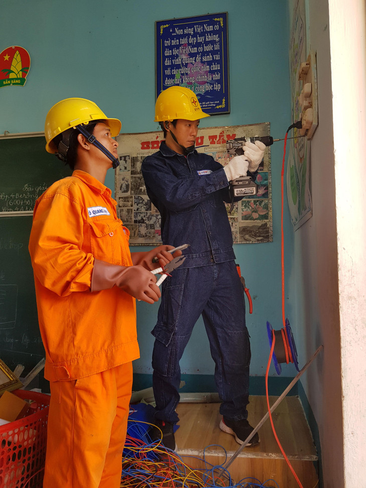Tổng công ty Điện lực TP.HCM sửa chữa hệ thống điện tại 500 địa điểm công cộng, trường học... tại Quảng Nam và Quảng Ngãi