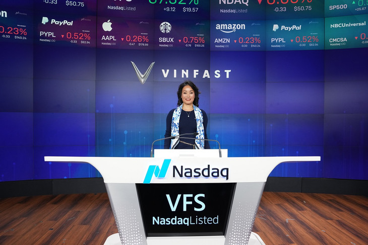 CEO Toàn cầu VinFast Lê Thị Thu Thủy tại lễ rung chuông ở Nasdaq