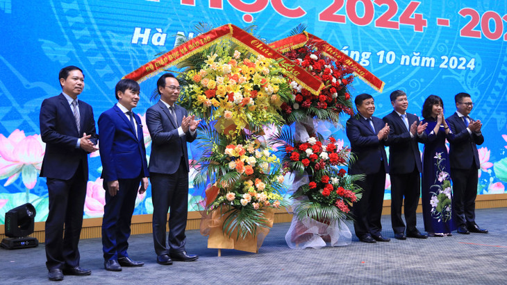 Lãnh đạo Bộ Giáo dục và Đào tạo gửi lẵng hoa chúc mừng Lễ khai giảng năm học mới của Học viện Chính sách và Phát triển