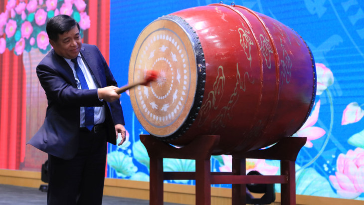 Bộ trưởng Nguyễn Chí Dũng đánh trống khai giảng năm học 2024 - 2025 của Học viện Chính sách và Phát triển