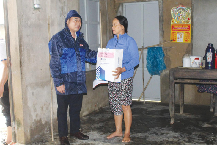 Ông Lưu Xuân Thủy - Chủ tịch HĐTV Tập đoàn Đèo Cả thăm hỏi người dân bị thiệt hại do lũ