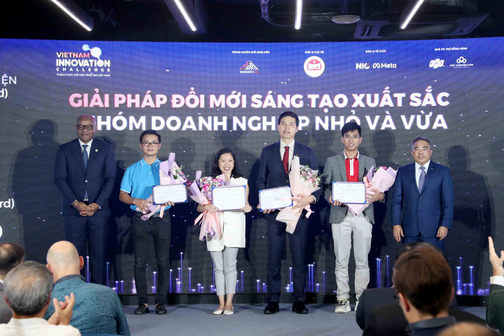 4 giải pháp thuộc nhóm doanh nghiệp nhỏ và vừa: Nền tảng Quản trị Doanh nghiệp hợp nhất - MISA AMIS (Công ty CP MISA); Công nghệ đa vận chuyển thông minh - SuperShip (Công ty CP SuperShip Việt Nam); Giải pháp xuất khẩu xuyên biên giới dành cho SMEs - 1Export (Công ty TNHH Thương mại và Dịch vụ 1Export (Philippines)); Nền tảng Quản lý Giao tiếp Đa kênh cho Doanh nghiệp - Omicall (Công ty TNHH Công nghệ ViHAT). Ảnh: Trương Gia