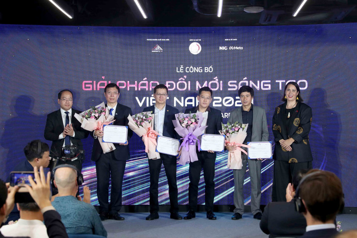 4 giải pháp thuộc nhóm các tập đoàn, doanh nghiệp lớn: Nền tảng Chuyển đổi số - oneSME (VNPT); Tự động hóa quy trình với trợ lý robot ảo (RPA) - FPT akaBot (FPT IS); Dịch vụ quản trị tổng thể cho Hộ kinh doanh cá thể - VNPT HKD (VNPT IT); Phần mềm Phân tích và Quản lý hình ảnh thông minh - CIVAMS (CMC ATI). Ảnh: Trương Gia