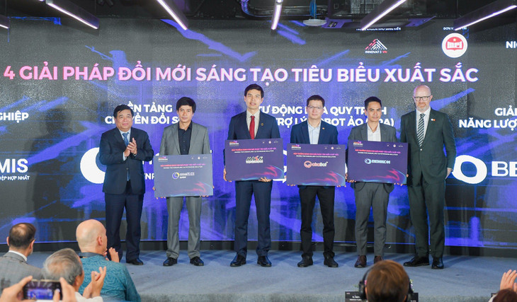 Bộ trưởng Bộ Kế hoạch và Đầu tư Nguyễn Chí Dũng cùng Phó Chủ tịch Tập đoàn Meta Simon Milner trao giải cho 4 giải pháp đổi mới sáng tạo tiêu biểu xuất sắc nhất. 4 giải pháp này sẽ được vinh danh tại Lễ Khánh thành Cơ sở hoạt động của Trung tâm Đổi mới sáng tạo Quốc gia tại Khu Công nghệ cao Hòa Lạc và Triển lãm Quốc tế Đổi mới sáng tạo Việt Nam (VIIE 2023). Ảnh: NIC