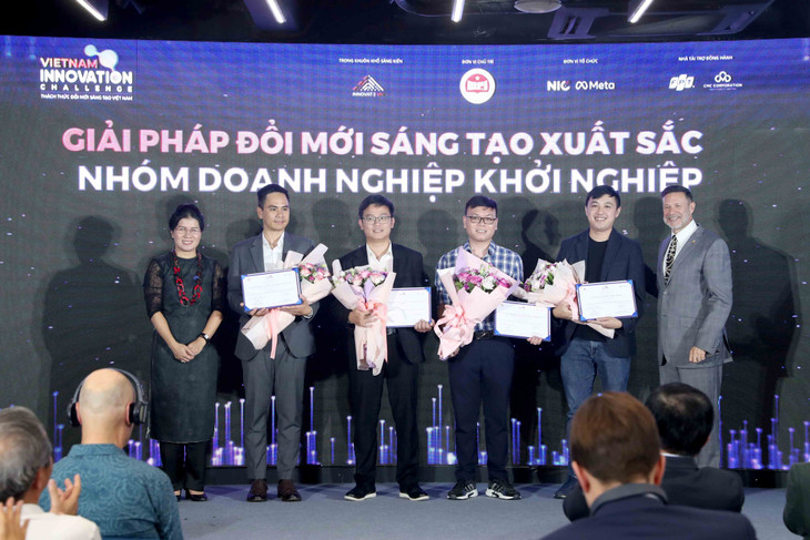 4 giải pháp thuộc nhóm doanh nghiệp khởi nghiệp: Giải pháp tiết kiệm năng lượng - BenKon (Công ty CP BenKon); Nền tảng Quản lý chuỗi cung ứng và xưởng sản xuất cho thương hiệu thời trang toàn cầu - Wetex (Công ty CP Công nghệ Retex); Nền tảng phân tích dữ liệu Thương mại điện tử - Metric (Công ty CP Khoa học Dữ liệu); Giải pháp giám sát và quản lý công trình xây dựng - viAct (Công ty viAct (Hong Kong)). Ảnh: Trương Gia