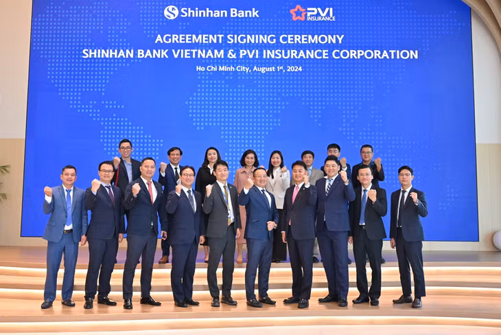 Đại diện Bảo hiểm PVI và ngân hàng Shinhan chụp ảnh lưu niệm sau lễ ký kết