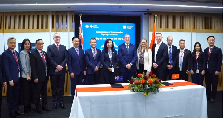 Các đại biểu chụp ảnh tại buổi lễ