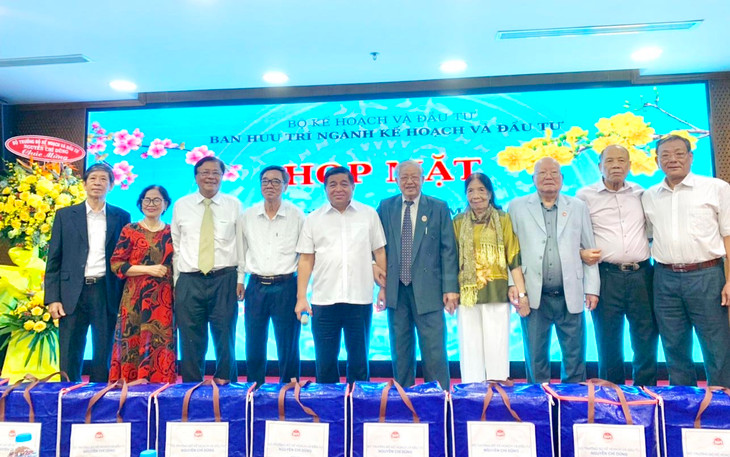 Buổi gặp mặt là hoạt động tri ân thường niên với cán bộ cao tuổi, thể hiện truyền thống tốt đẹp của ngành Kế hoạch và Đầu tư hàng năm Buổi gặp mặt là hoạt động tri ân thường niên với cán bộ cao tuổi, thể hiện truyền thống tốt đẹp của ngành Kế hoạch và Đầu tư hàng năm