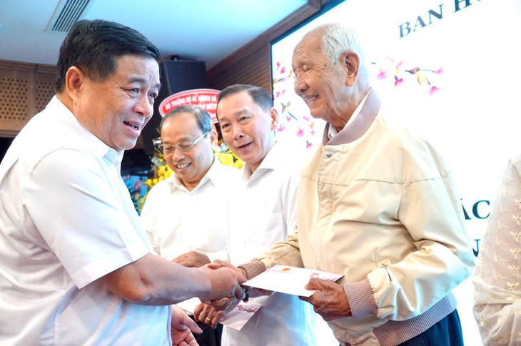 Bộ trưởng Nguyễn Chí Dũng trao quà tết tới các cán bộ hưu trí ngành Kế hoạch và Đầu tư tại TP.HCM Bộ trưởng Nguyễn Chí Dũng trao quà tết tới các cán bộ hưu trí ngành Kế hoạch và Đầu tư tại TP.HCM