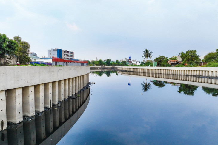 Hai bên bờ kè được thi công, gia cố vững chắc giúp lưu thông dòng chảy