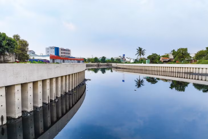Hai bên bờ kè được thi công, gia cố vững chắc giúp lưu thông dòng chảy