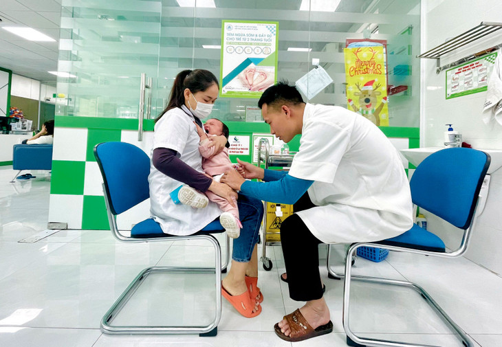 Bác sĩ phòng tiêm POTEC tiêm chủng cho trẻ em