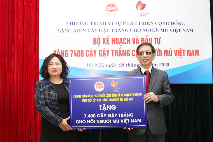 Chiều 20/1/2025, Công đoàn Bộ Kế hoạch và Đầu tư tổ chức Chương trình trao tặng 7.400 cây gậy trắng cho Hội Người mù Việt Nam