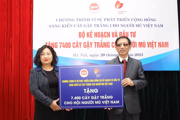 Chiều 20/1/2025, Công đoàn Bộ Kế hoạch và Đầu tư tổ chức Chương trình trao tặng 7.400 cây gậy trắng cho Hội Người mù Việt Nam