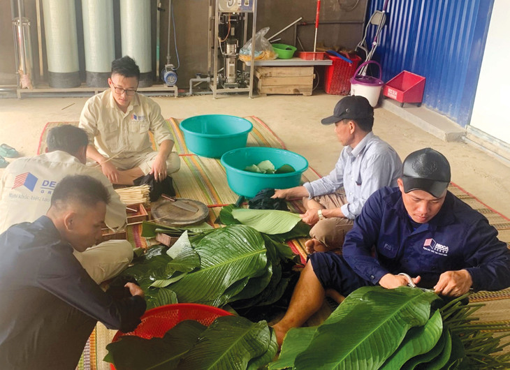 Tranh thủ gói bánh chưng đón Tết công trường Tranh thủ gói bánh chưng đón Tết công trường