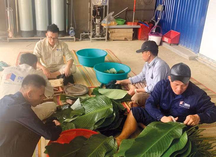 Tranh thủ gói bánh chưng đón Tết công trường