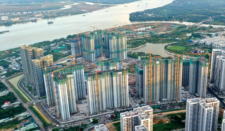 Năm 2024, cần ưu tiên giải quyết các khó khăn của thị trường bất động sản, đặc biệt là pháp lý, tạo điều kiện cho các dự án hoạt động trở lại. Ảnh: Lê Tiên