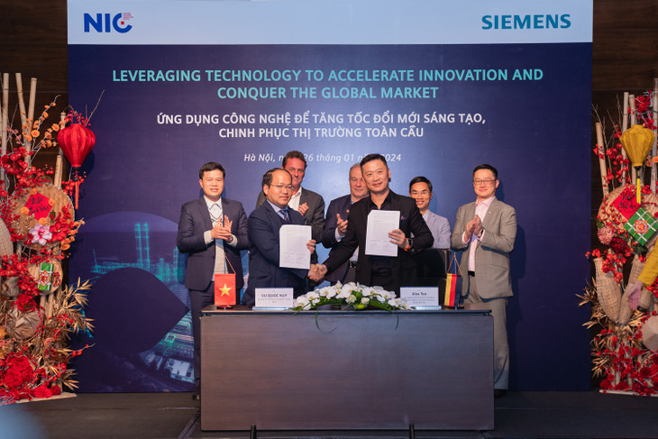 Ông Alex Teo - Phó Chủ tịch kiêm giám đốc Điều hành Phần mềm công nghiệp kỹ thuật số Siemens, khu vực Đông Nam Á cùng ông Vũ Quốc Huy, Giám đốc NIC trao biên bản hợp tác giữa NIC và Siemens. Ảnh NIC