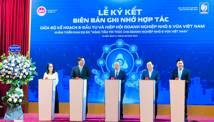 Lễ ký Biên bản ghi nhớ hợp tác triển khai Dự án Đào tạo trực tuyến nâng tầm tri thức cho doanh nghiệp nhỏ và vừa Việt Nam tại nền tảng www.smelearning.vn được Bộ Kế hoạch và Đầu tư phối hợp với Hiệp hội Doanh nghiệp nhỏ và vừa Việt Nam tổ chức chiều ngày 11/6
