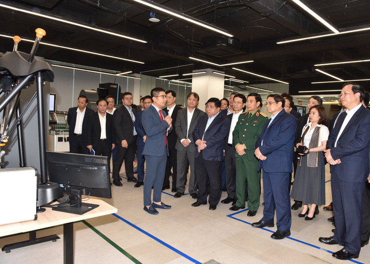 Thủ tướng Phạm Minh Chính, Bộ trưởng Nguyễn Chí Dũng cùng Đoàn công tác thăm quan nhiều không gian đổi mới sáng tạo tại NIC