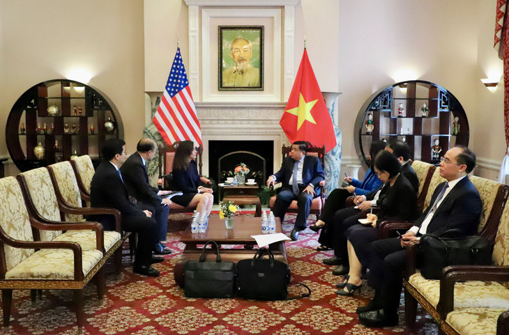 Bộ trưởng Nguyễn Chí Dũng làm việc với bà Kathryn Neal, Giám đốc Chính sách quốc tế, Tập đoàn Microsoft. Ảnh: MPI