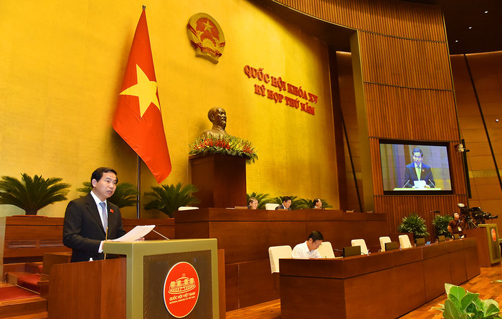 Chủ nhiệm Ủy ban Tài chính - Ngân sách của Quốc hội Lê Quang Mạnh trình bày báo cáo của Ủy ban Thường vụ Quốc hội giải trình, tiếp thu, chỉnh lý Dự thảo Luật Đấu thầu (sửa đổi). Ảnh: Vũ Lâm Hiển