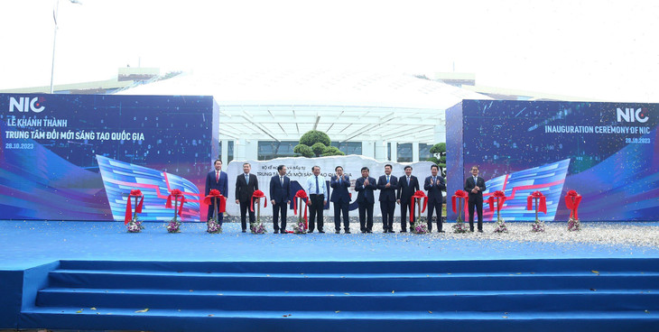 Thủ tướng Chính phủ Phạm Minh Chính cùng các vị lãnh đạo cơ quan trung ương, đại diện các doanh nghiệp tài trợ cắt băng khánh thành NIC Hòa Lạc. Ảnh: Lê Tiên