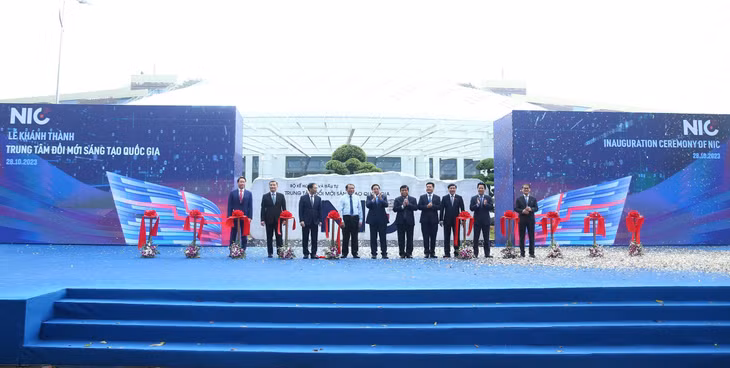 Thủ tướng Chính phủ Phạm Minh Chính cùng các vị lãnh đạo cơ quan trung ương, đại diện các doanh nghiệp tài trợ cắt băng khánh thành NIC Hòa Lạc. Ảnh: Lê Tiên