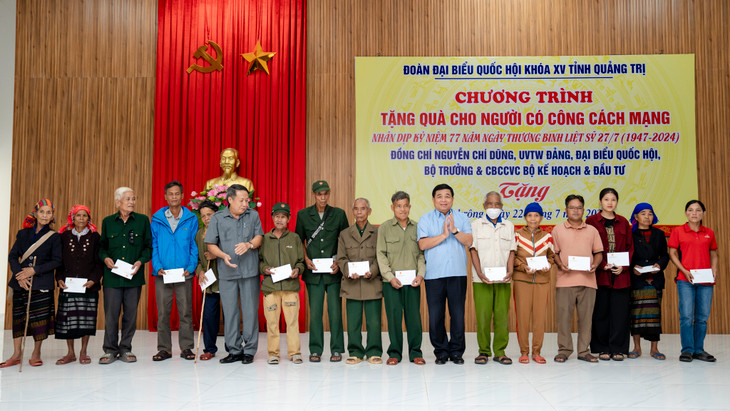 Đoàn công tác của Bộ Kế hoạch và Đầu tư trao 100 suất quà của cán bộ, công chức, viên chức và người lao động Bộ Kế hoạch và Đầu tư cho các gia đình chính sách trên địa bàn huyện Đakrông. Ảnh: MPI Đoàn công tác của Bộ Kế hoạch và Đầu tư trao 100 suất quà của cán bộ, công chức, viên chức và người lao động Bộ Kế hoạch và Đầu tư cho các gia đình chính sách trên địa bàn huyện Đakrông. Ảnh: MPI