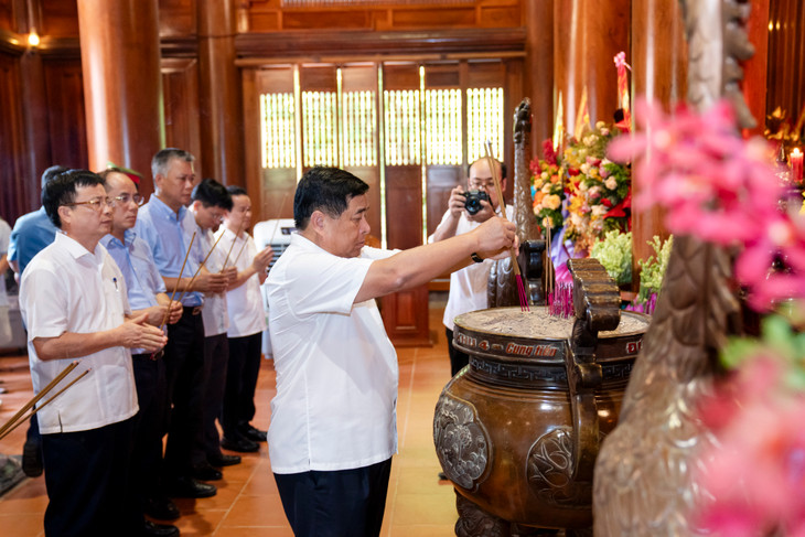 Bộ trưởng Nguyễn Chí Dũng và đoàn công tác dâng hoa, dâng hương tưởng niệm Chủ tịch Hồ Chí Minh tại Đền Chung Sơn - Đền thờ gia tiên Bác Hồ và Khu di tích quốc gia đặc biệt Kim Liên tại huyện Nam Đàn, tỉnh Nghệ An. Ảnh: MPI Bộ trưởng Nguyễn Chí Dũng và đoàn công tác dâng hoa, dâng hương tưởng niệm Chủ tịch Hồ Chí Minh tại Đền Chung Sơn - Đền thờ gia tiên Bác Hồ và Khu di tích quốc gia đặc biệt Kim Liên tại huyện Nam Đàn, tỉnh Nghệ An. Ảnh: MPI