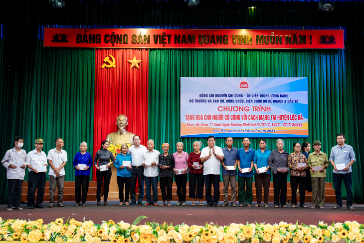 Đoàn công tác của Bộ Kế hoạch và Đầu tư tổ chức chương trình trao quà cho thương binh, bệnh binh, thân nhân liệt sĩ, thân nhân người có công với cách mạng trên địa bàn huyện Lộc Hà. Ảnh: MPI Đoàn công tác của Bộ Kế hoạch và Đầu tư tổ chức chương trình trao quà cho thương binh, bệnh binh, thân nhân liệt sĩ, thân nhân người có công với cách mạng trên địa bàn huyện Lộc Hà. Ảnh: MPI