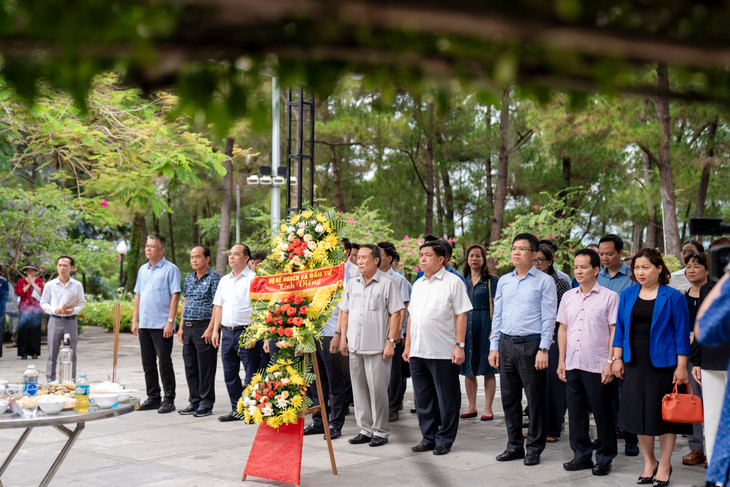 Đoàn công tác của Bộ Kế hoạch và Đầu tư đến viếng Nghĩa trang Liệt sĩ Quốc gia Trường Sơn. Ảnh: MPI Đoàn công tác của Bộ Kế hoạch và Đầu tư đến viếng Nghĩa trang Liệt sĩ Quốc gia Trường Sơn. Ảnh: MPI