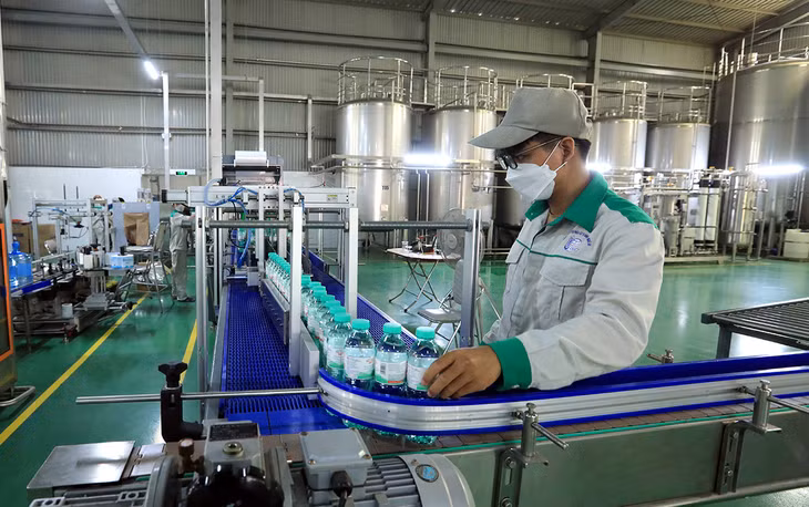 Doanh nghiệp gặp nhiều khó khăn do những vướng mắc, rào cản về vấn đề pháp lý, thị trường đầu ra, tiếp cận vốn và lao động… Ảnh: Tuấn Anh