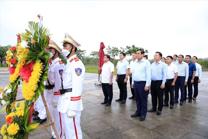 Bộ trưởng Nguyễn Chí Dũng cùng lãnh đạo tỉnh Quảng Nam, đại diện các sở, ban, ngành dâng hoa...