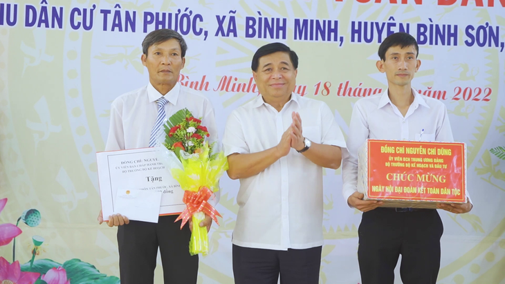 Bộ trưởng Bộ Kế hoạch và Đầu tư Nguyễn Chí Dũng đã tặng 20 triệu đồng cho Khu dân cư Tân Phước; tặng Quỹ khuyến học và Quỹ vì người nghèo xã Bình Minh 40 triệu đồng; tặng 38 suất quà, mỗi suất trị giá 1 triệu đồng và quà cho các hộ gia đình có hoàn cảnh khó khăn trên địa bàn thôn Tân Phước.