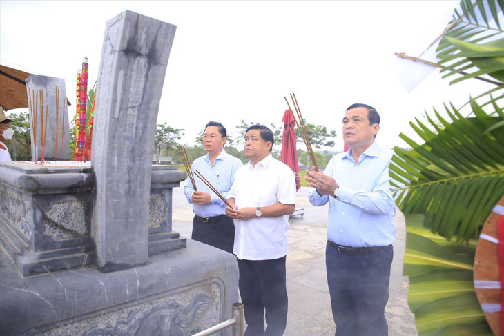 ...và dâng hương tại Tượng đài Mẹ Việt Nam anh hùng