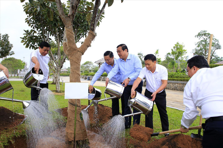 Trồng cây lưu niệm trong khuôn viên khu vực Tượng đài Mẹ Việt Nam anh hùng