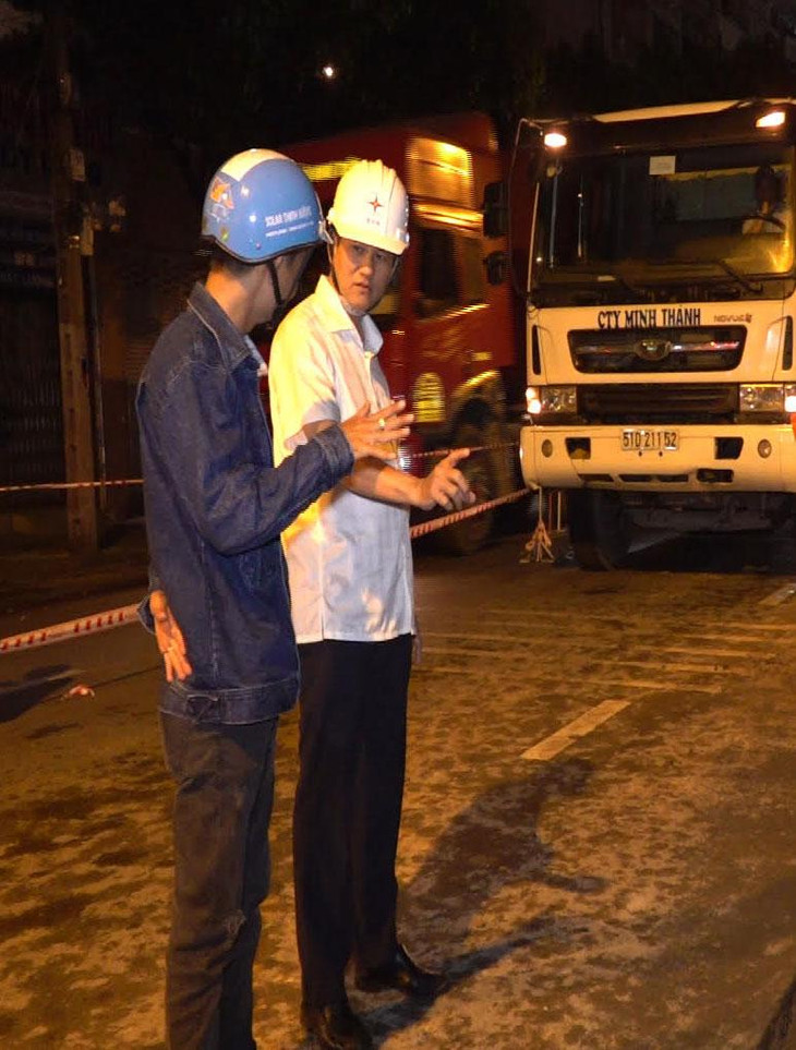 Ông Bành Đức Hoài - Phó Tổng giám đốc Tổng công ty Điện lực TP.HCM (bên phải) kiểm tra thi công ngầm hóa