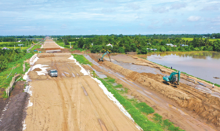 Nhiều dự án đầu tư công chậm giải ngân do khó khăn về giải phóng mặt bằng, thiếu đất, cát đắp nền… Ảnh: Tiên Giang