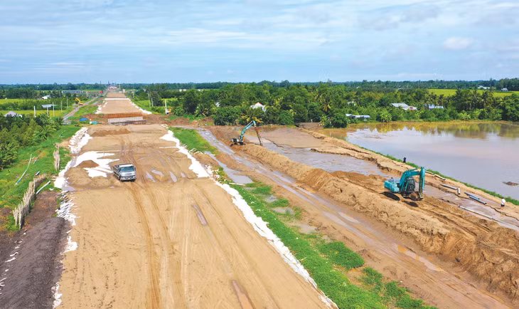Nhiều dự án đầu tư công chậm giải ngân do khó khăn về giải phóng mặt bằng, thiếu đất, cát đắp nền… Ảnh: Tiên Giang