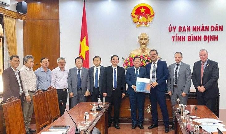 Tập đoàn PNE (Đức) trao Hồ sơ đề xuất Dự án Điện gió ngoài khơi cho lãnh đạo tỉnh Bình Định