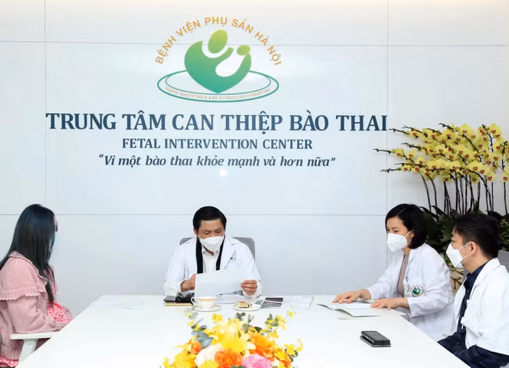 Tại Trung tâm Can thiệp bào thai, thai phụ được các bác sĩ thăm khám toàn diện, đánh giá sức khỏe tổng thể và hội chẩn bởi các bác sĩ chuyên khoa