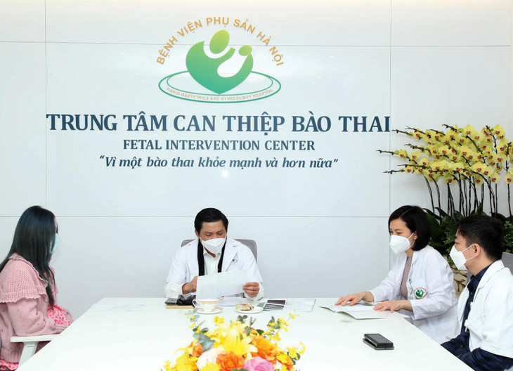 Tại Trung tâm Can thiệp bào thai, thai phụ được các bác sĩ thăm khám toàn diện, đánh giá sức khỏe tổng thể và hội chẩn bởi các bác sĩ chuyên khoa
