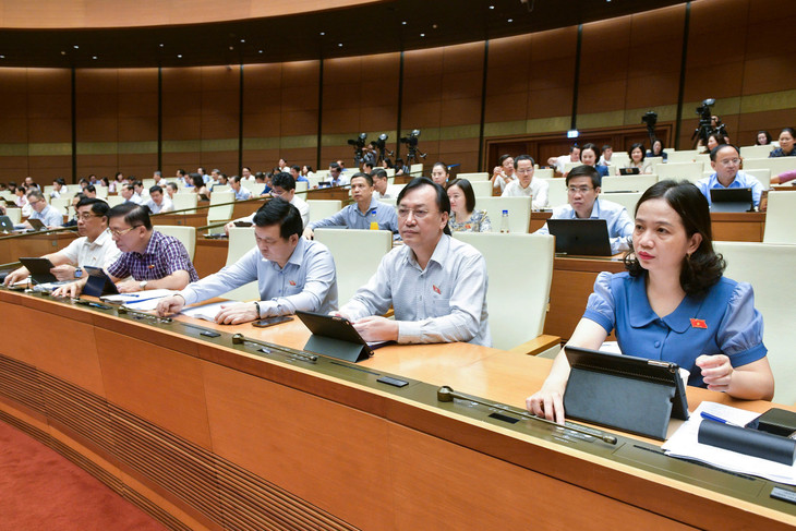 Đại biểu Quốc hội bấm nút thông qua Nghị quyết về dự toán ngân sách 2025