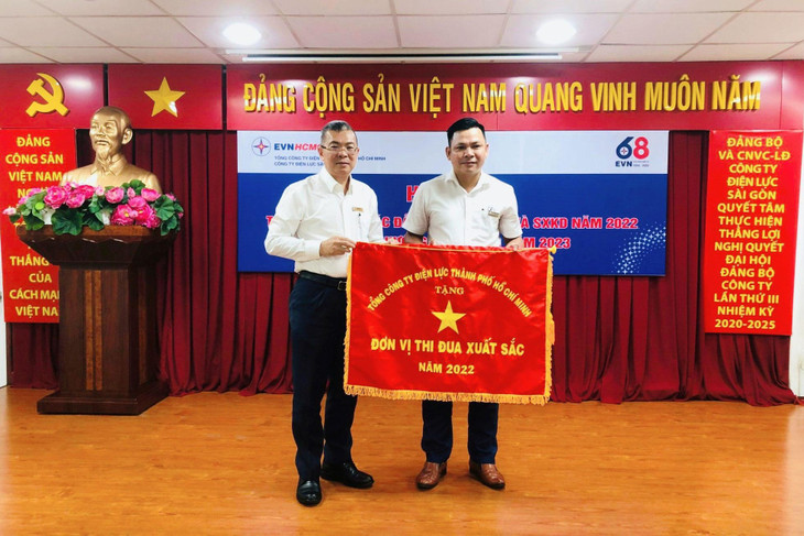 Ông Nguyễn Văn Thanh - Tổng giám đốc EVNHCMC trao cờ thi đua xuất sắc năm 2022 của Tổng công ty cho Phòng Kỹ thuật an toàn Công ty Điện lực Sài Gòn