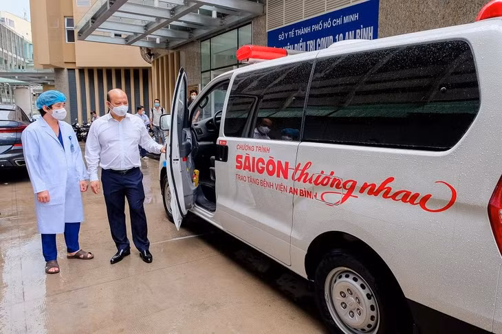 Ông Lê Trọng Khương – Phó Chủ tịch Tập đoàn Hưng Thịnh kiêm Tổng Giám đốc Hưng Thịnh Land tại buổi trao tặng 1 xe cứu thương cho Bệnh viện điều trị Covid-19 An Bình