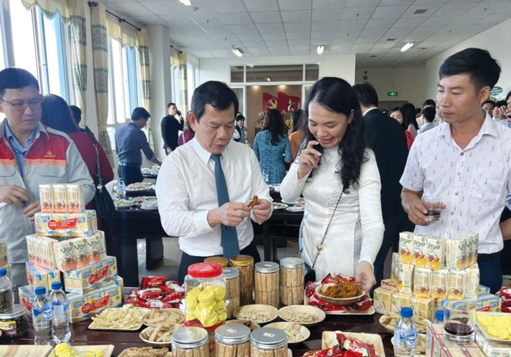 Ông Đặng Văn Minh, Chủ tịch UBND tỉnh Quảng Ngãi (bên trái) khảo sát nhu cầu sản xuất kinh doanh và tiêu thụ từ các doanh nghiệp tại một hội chợ Ông Đặng Văn Minh, Chủ tịch UBND tỉnh Quảng Ngãi (bên trái) khảo sát nhu cầu sản xuất kinh doanh và tiêu thụ từ các doanh nghiệp tại một hội chợ