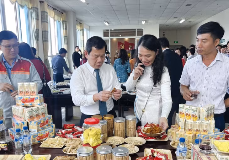 Ông Đặng Văn Minh, Chủ tịch UBND tỉnh Quảng Ngãi (bên trái) khảo sát nhu cầu sản xuất kinh doanh và tiêu thụ từ các doanh nghiệp tại một hội chợ