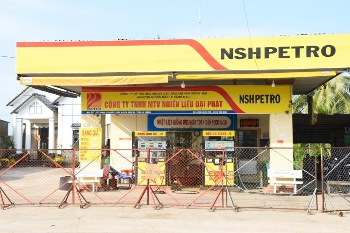 Một cửa hàng tại An Giang treo bảng hết xăng trong sáng 8/2. Ảnh Internet